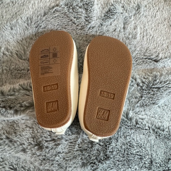 New without tags, H&M Toddler Ballet flat - Picture 3 of 3